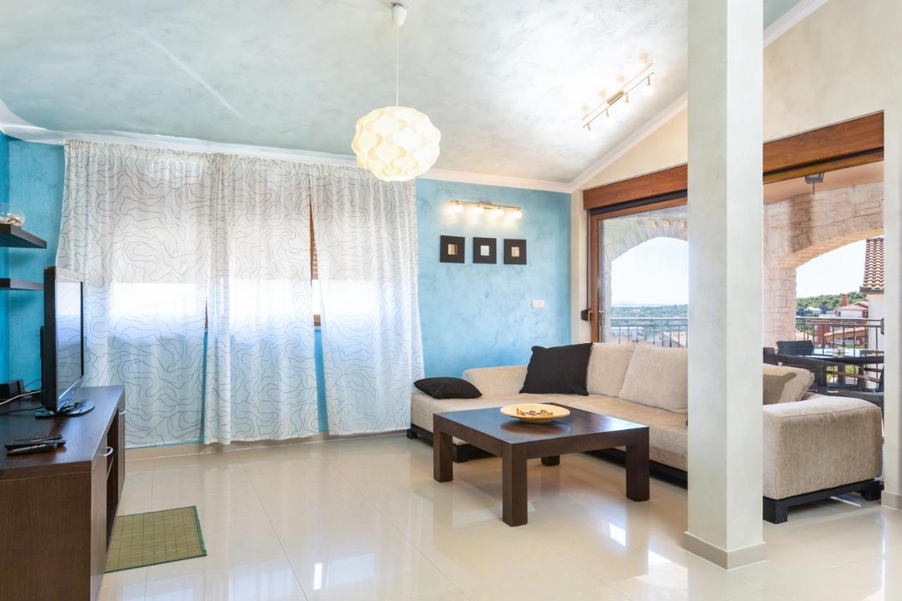 Marlera - Penthouse Appartement Ližnjan Buitenkant foto