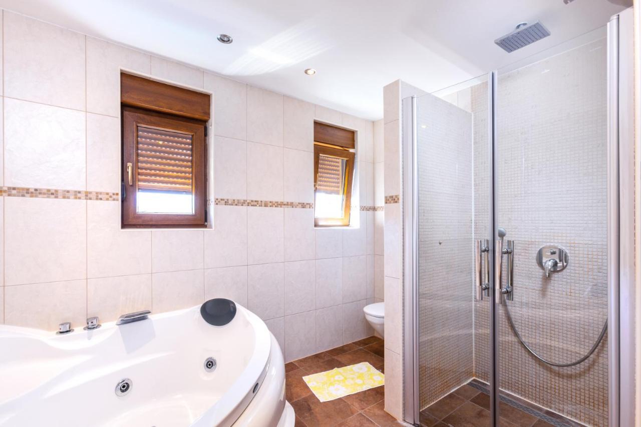 Marlera - Penthouse Appartement Ližnjan Buitenkant foto