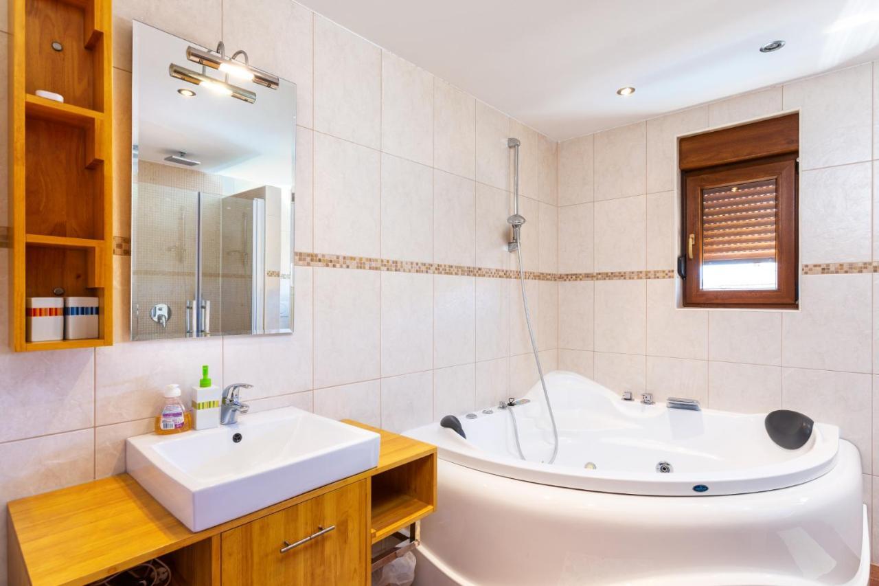 Marlera - Penthouse Appartement Ližnjan Buitenkant foto